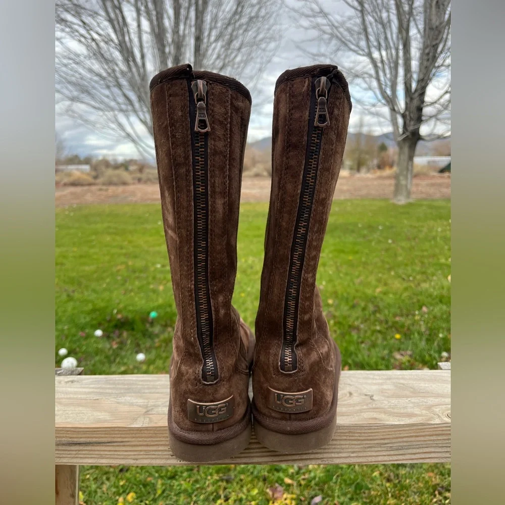 UGG fleece lined leather boots zip up. Size 7.5-8